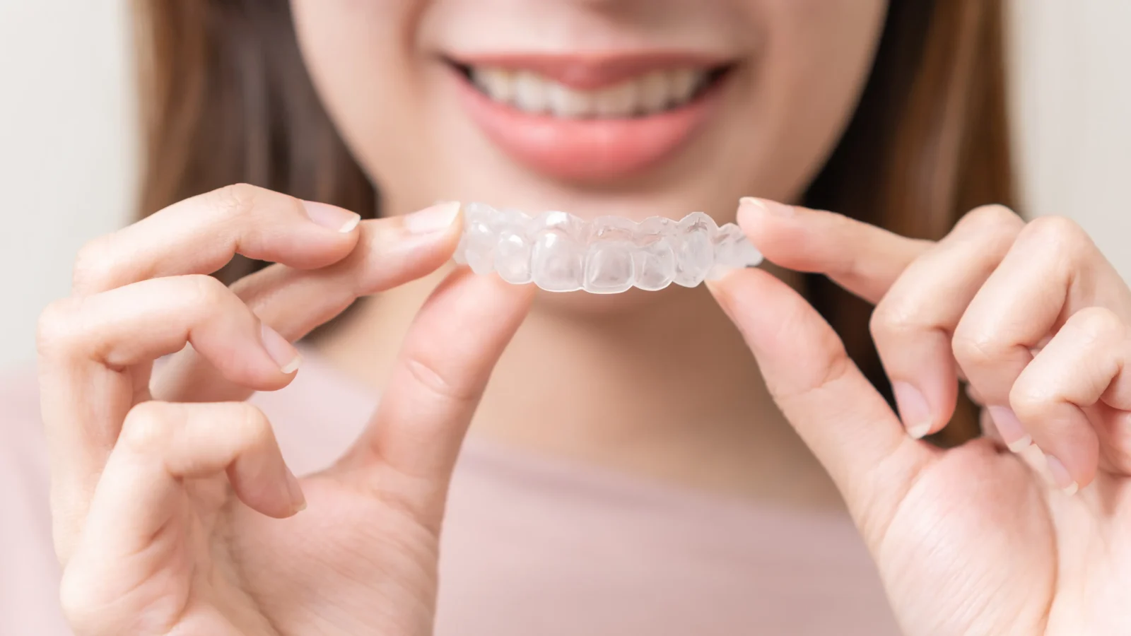 Moderné neviditeľné ortopedické zubné dláhy